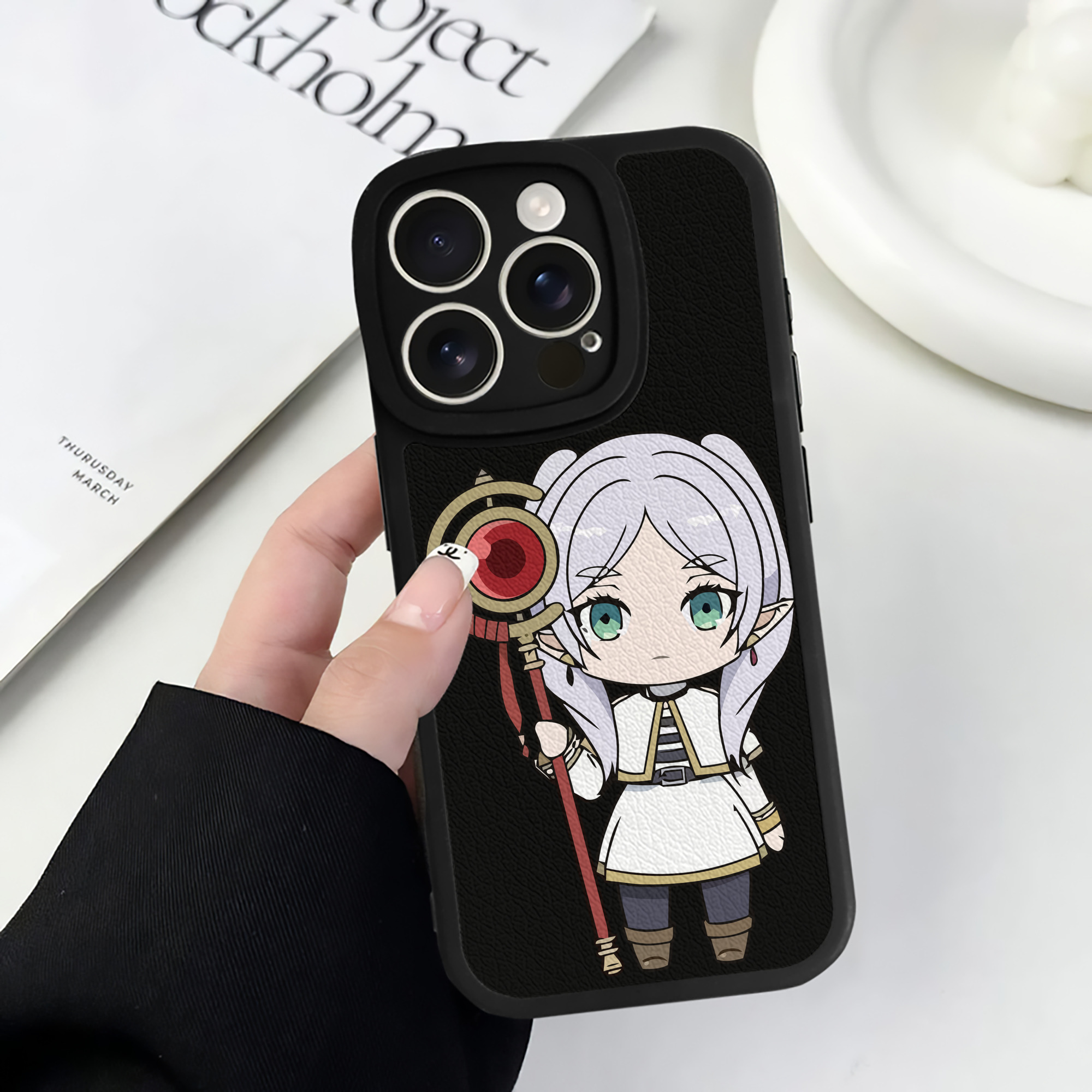 （画像用） 葬送のフリーレン Frieren 【iPhone 16シリーズ対応】シリコンスマホケース（レザー調） 材質：シリコン